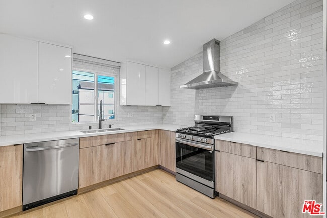 Building Photo - 5413 1/2 Troost Ave