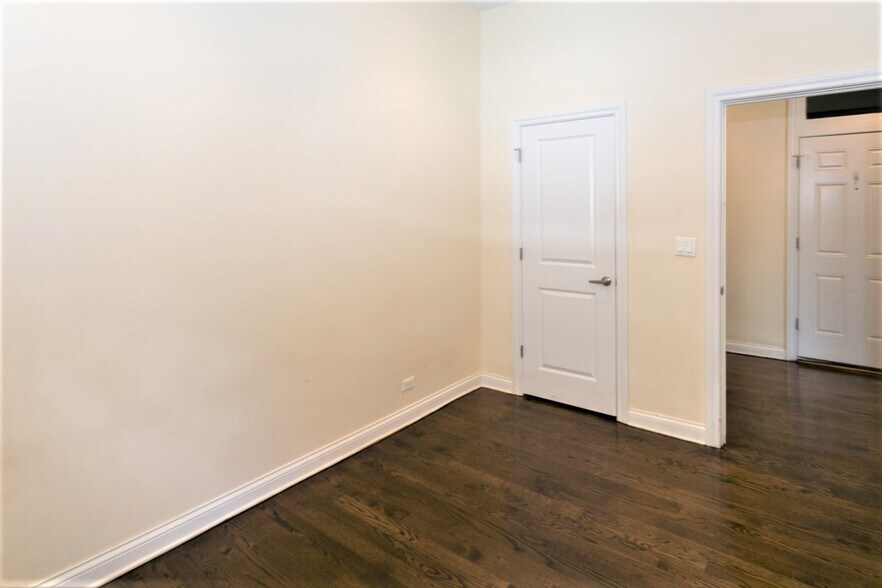 Building Photo - 1758 W Montrose Ave