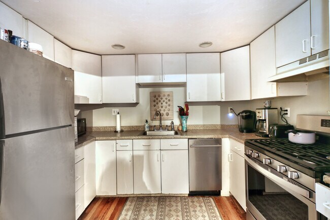 Building Photo - 289 W 5th St