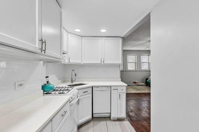 Building Photo - 5143 S Kenwood Ave