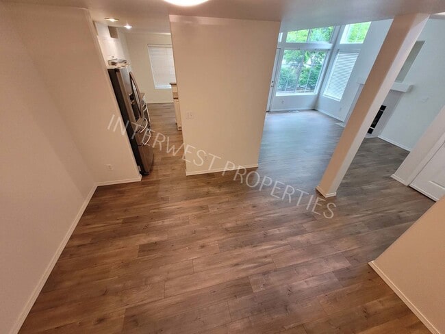 Building Photo - Beaverton 3 Bed 2.5ba Beautiful 2 Story Co...