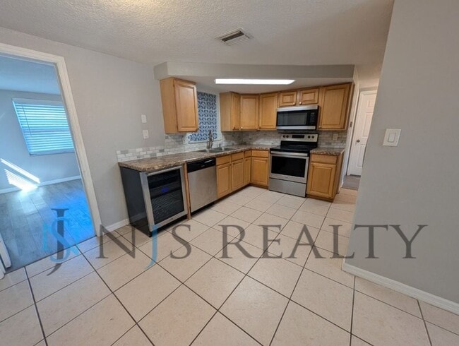 Building Photo - 3/1/1, 1136 Sq. Ft., updated kitchen & bath, fenced in yard, WINE fridge!!