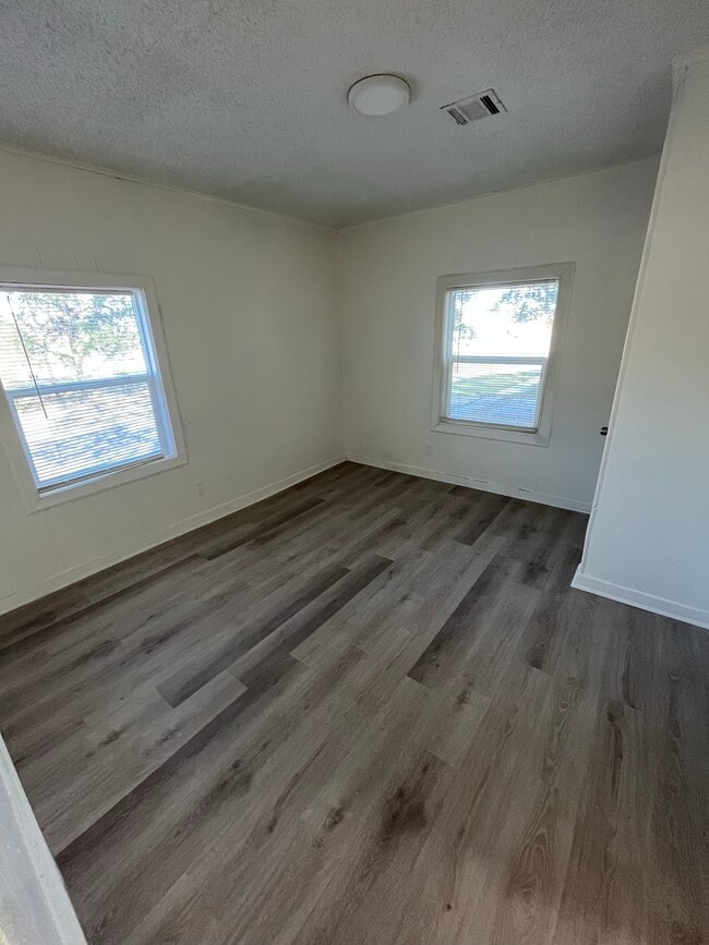 Building Photo - Forrest AVE #1