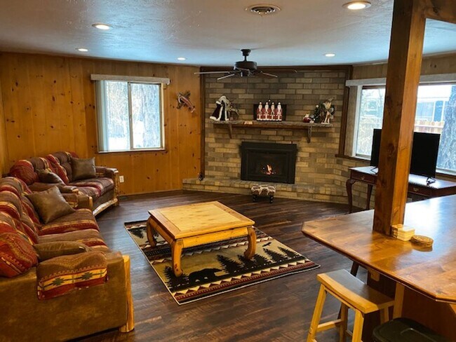 Building Photo - Lovely 3BD furnished home avail. for a Sea...