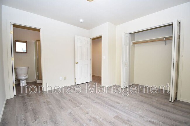 Building Photo - 509 Hunters Way