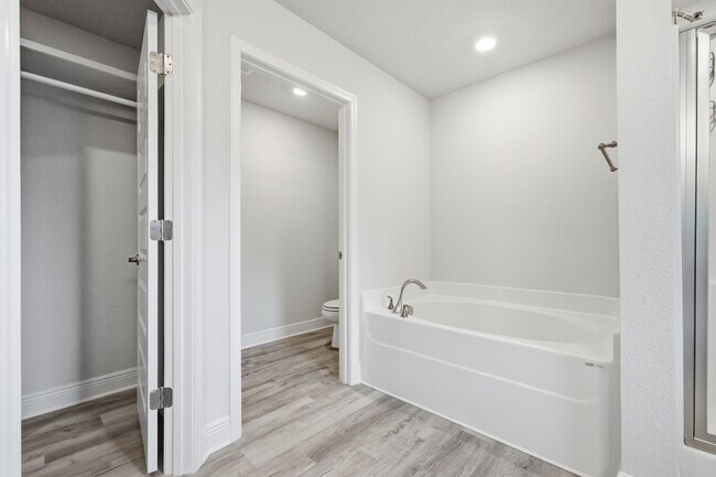 Building Photo - 5810 Crestlake Dr