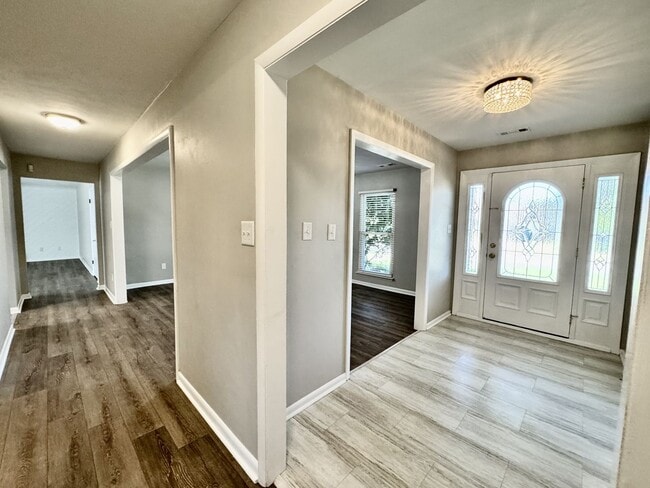 Building Photo - A Ranch Home In Great Neck!  Ready NOW!  P...