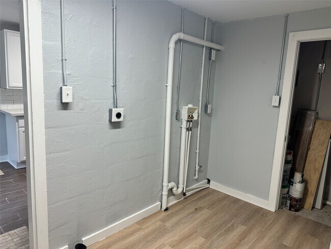 Building Photo - 912 W Cleveland St