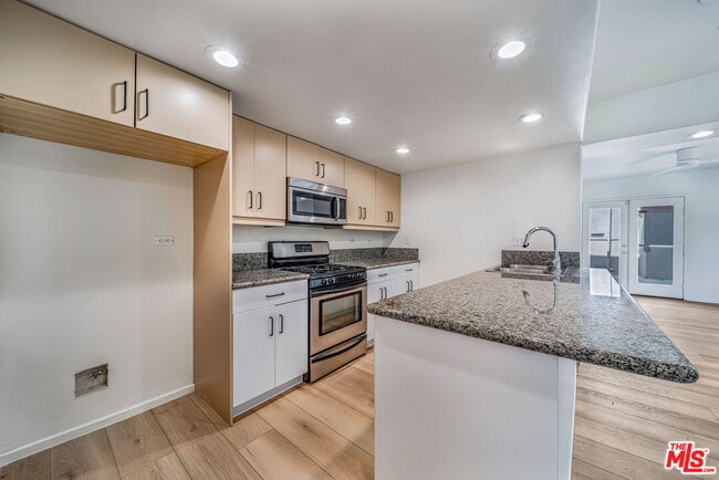 Building Photo - 726 W 37th St