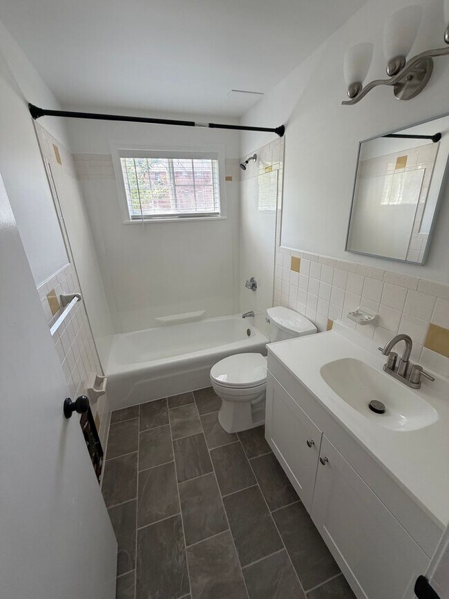 Building Photo - 104.5 Washington St