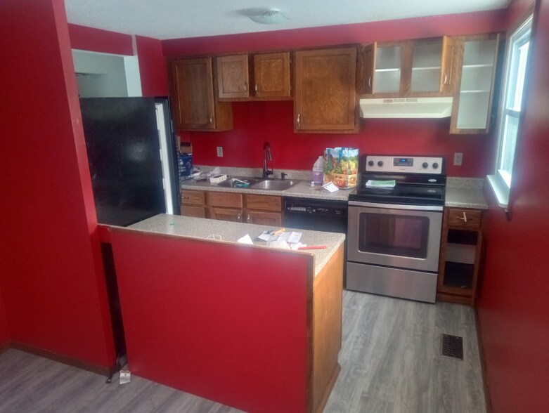 Building Photo - 6614 Royal Pkwy S