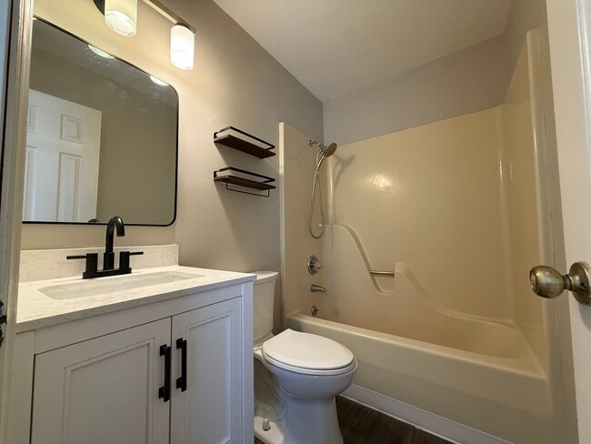 Building Photo - 3-Bedroom Townhome Just Minutes From Downtown Hickory!