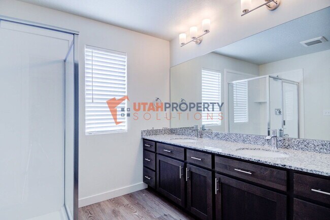 Building Photo - 1047 W 400 S