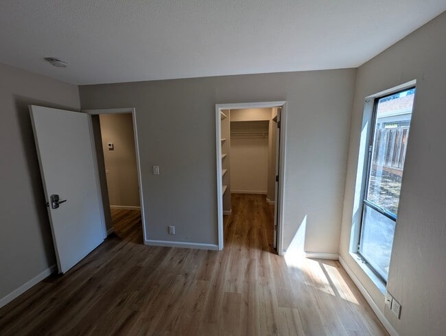 Building Photo - Spacious 2/1 Condo near BART Available Now!