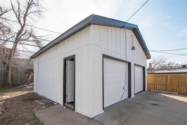 Building Photo - 1008 NW 45th St