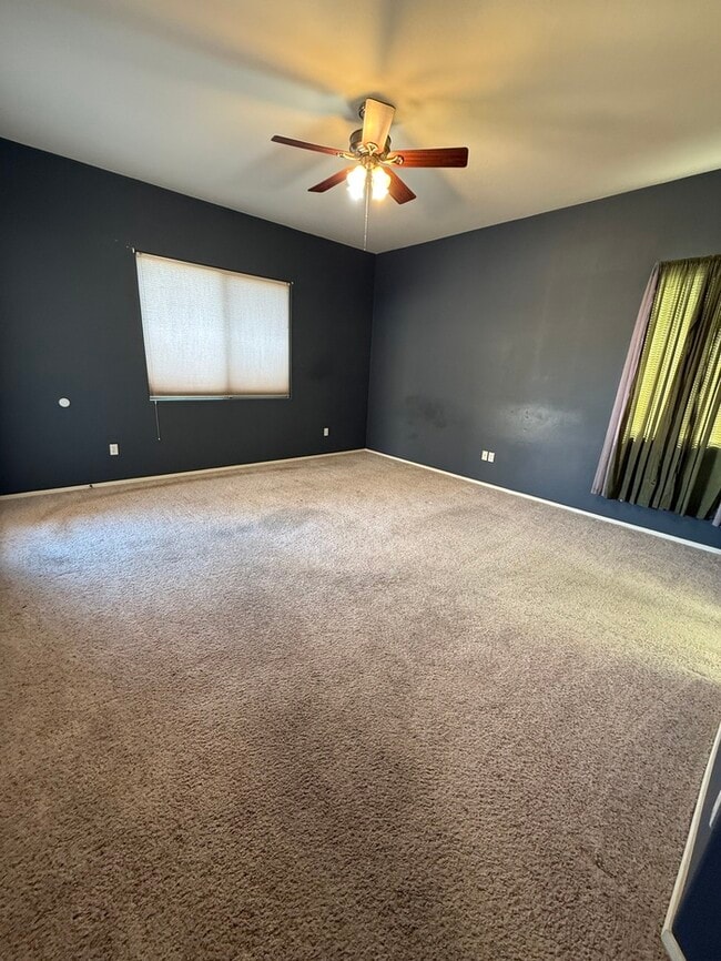 Building Photo - House For Rent