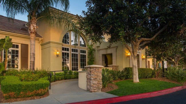 Bella Vista At Warner Ridge Apartments Leasing Center - Bella Vista At Warner Ridge