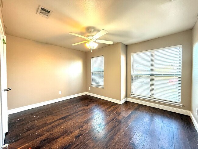 Building Photo - 806 E 98th St