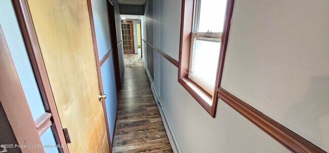Building Photo - 608 N Valley Ave