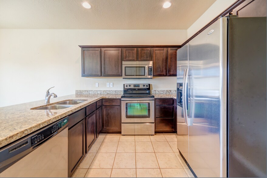 Building Photo - 4299 N Cresthaven Ln
