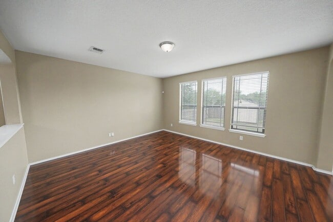 Building Photo - Spacious Live Oak Home Backing to a Greenbelt - Realtor Commission: $500