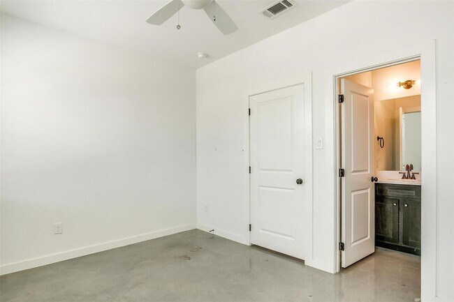 Building Photo - 3515 S Hills