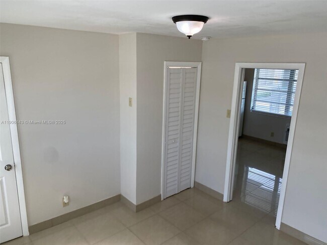 Building Photo - 724 NE 6th St