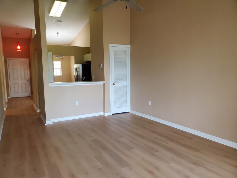 Building Photo - 4240 Central Sarasota Pky