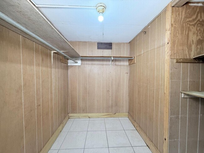 Building Photo - 605 33rd St