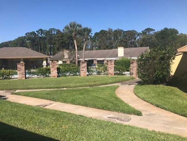 Building Photo - Charming 2-Bed, 2-Bath Home with Vaulted Ceilings & Pool View!