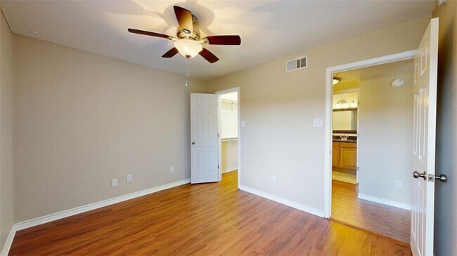 Building Photo - 904 University Oaks Blvd