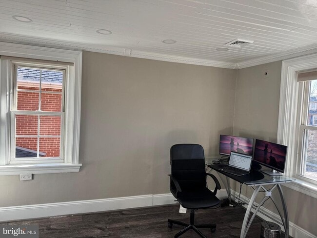 Building Photo - 725 W Mt Vernon St