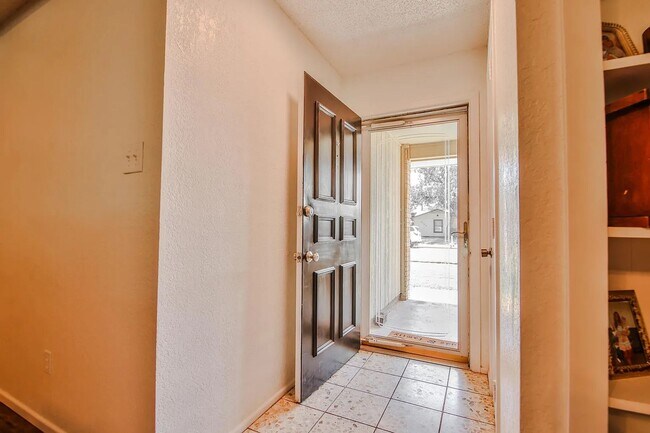 Building Photo - 3 Bedroom 2 bathroom house in Northwest Lu...