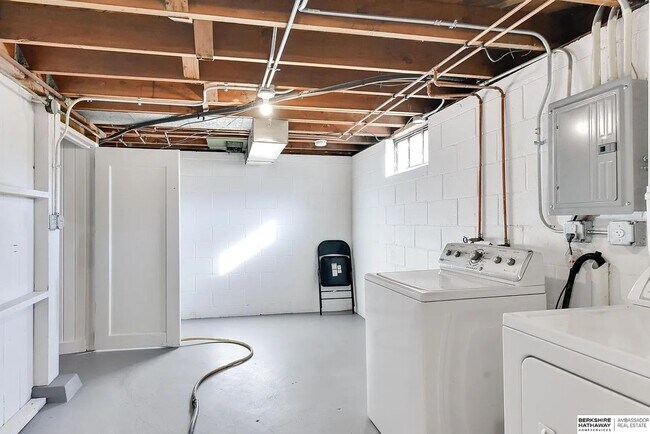 Building Photo - Fully Renovated Florence Gem with Modern Finishes & Historic Charm