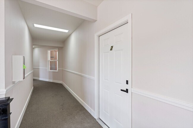 Building Photo - Fully Renovated Studio - Near PDX Airport ...