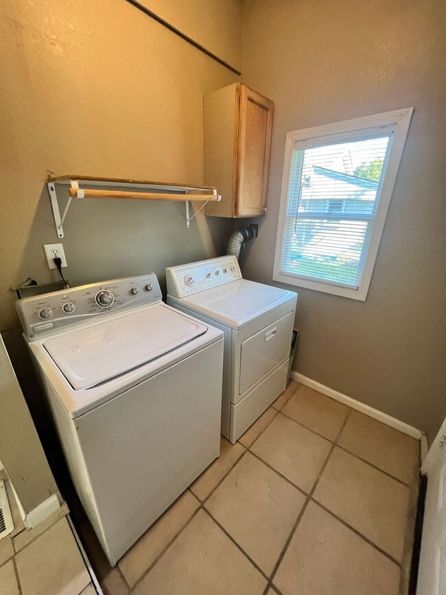 Building Photo - Cozy 2 Bedroom Home with Large Backyard