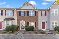Building Photo - 3 Bedroom Brick Front Carraige Downs Townhome In Desirable Apex