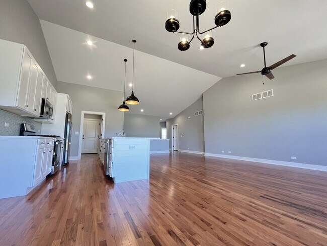 Building Photo - 970 Meadow Ln