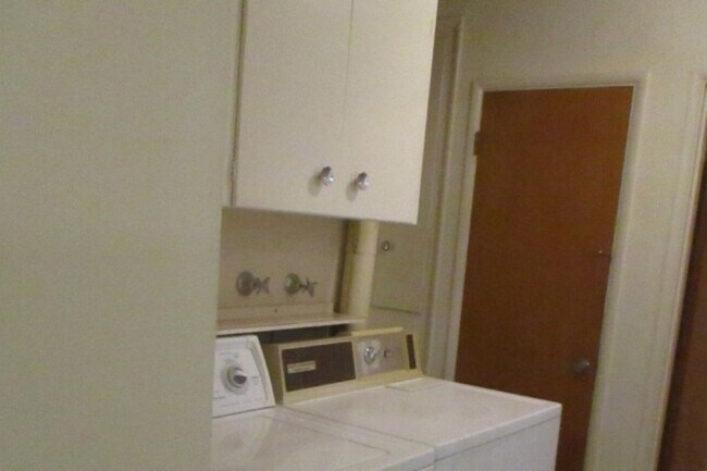 Building Photo - 704 Academy St