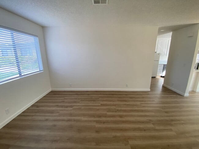 Building Photo - La Tierra Garden Apartment (29)