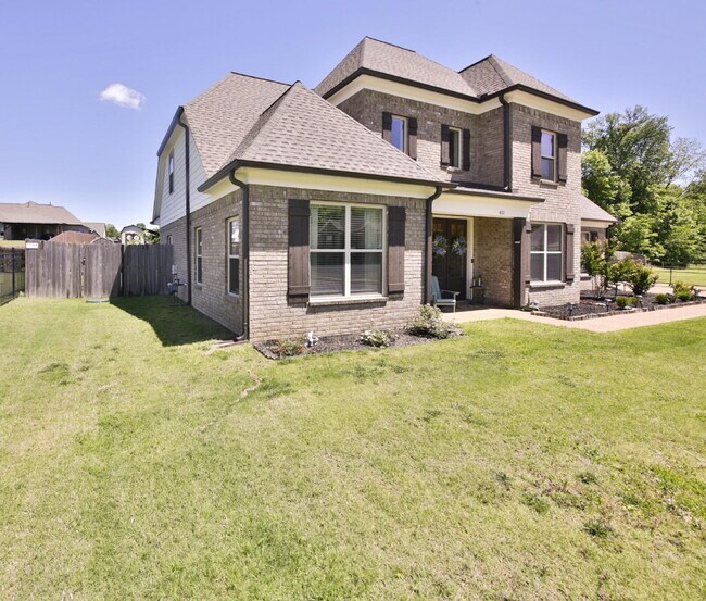 Building Photo - Luxurious 5 bedroom home in Atoka has it all!