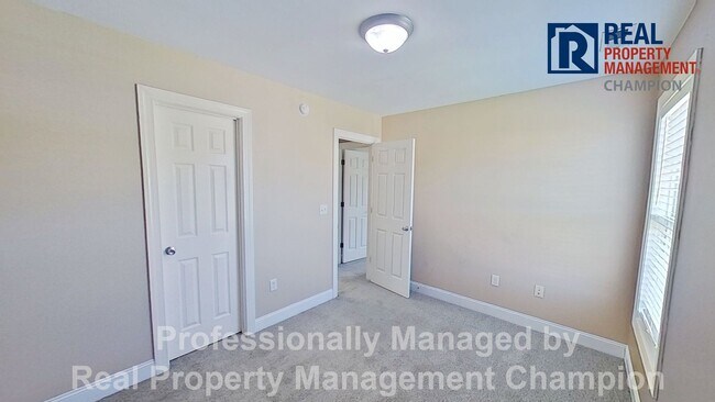 Building Photo - 3 BD/2.5 BA Home with Fenced Yard & Attached Garage