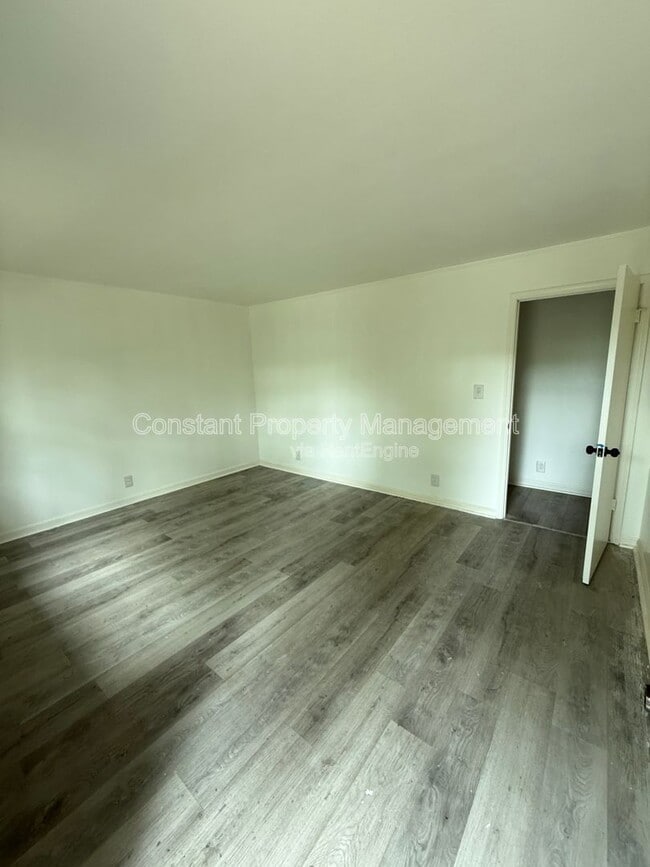 Building Photo - 4158 Log Cabin Dr