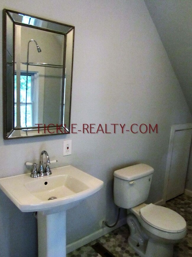 Building Photo - 3 Bedroom Single Family House