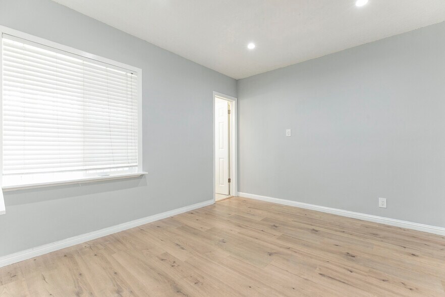 Building Photo - 10430 Langdon Ave