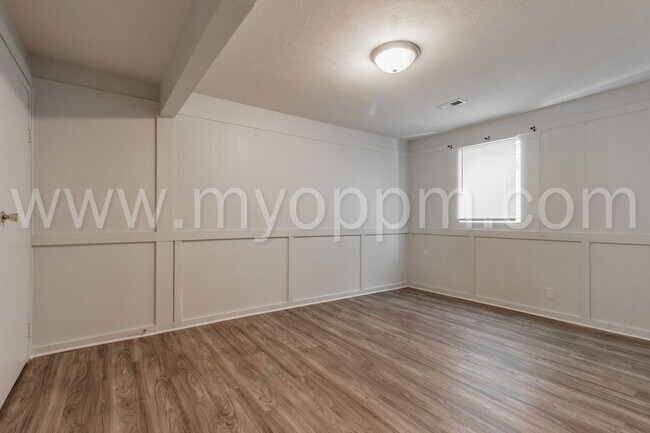 Building Photo - Spacious 3 Bedroom / 1 Bathroom Duplex | Gretna