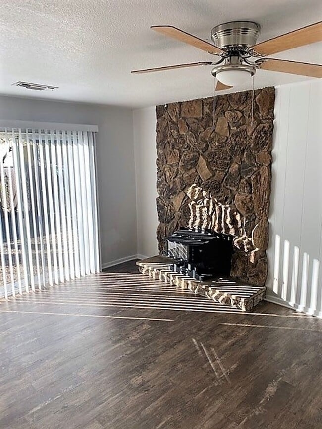 Building Photo - Nice Home in Enterprise Area!!