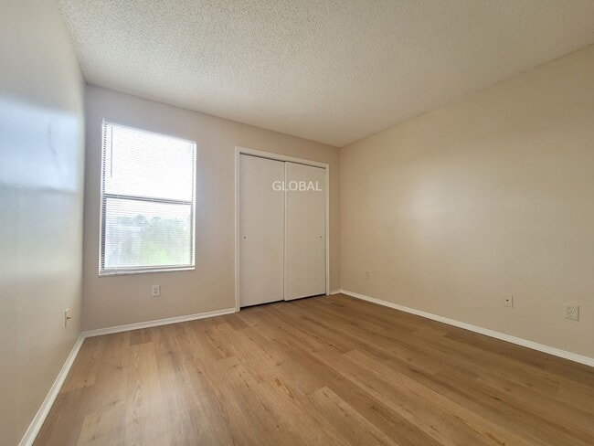 Building Photo - Spacious 3-Bed Townhome with 1st-Floor Mai...