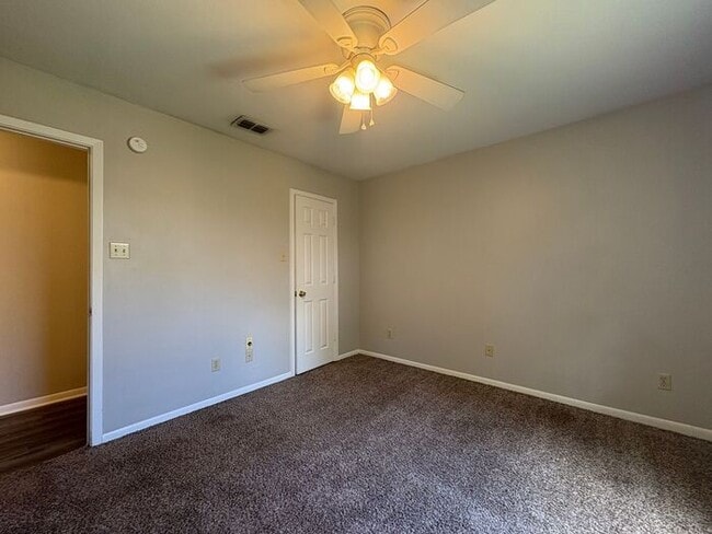 Building Photo - Available Now! 3 bedroom charming duplex!