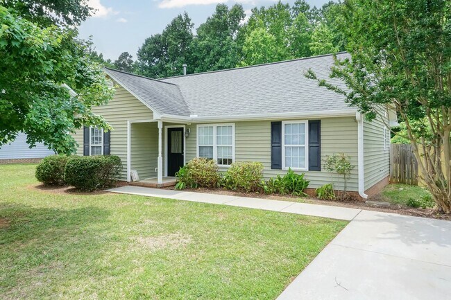Building Photo - THREE BEDROOM HOME WITH LARGE YARD!